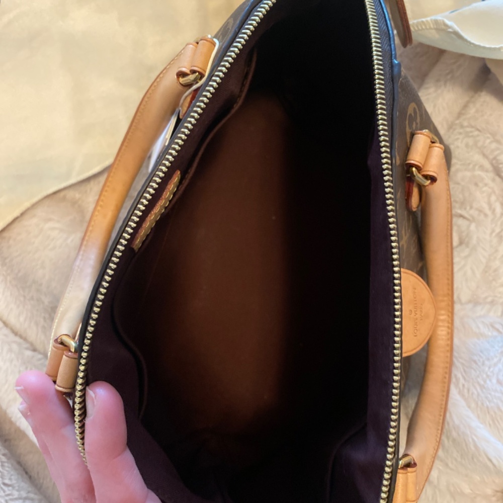 Louis Vuitton Rivoli MM - Picture 9 of 12
